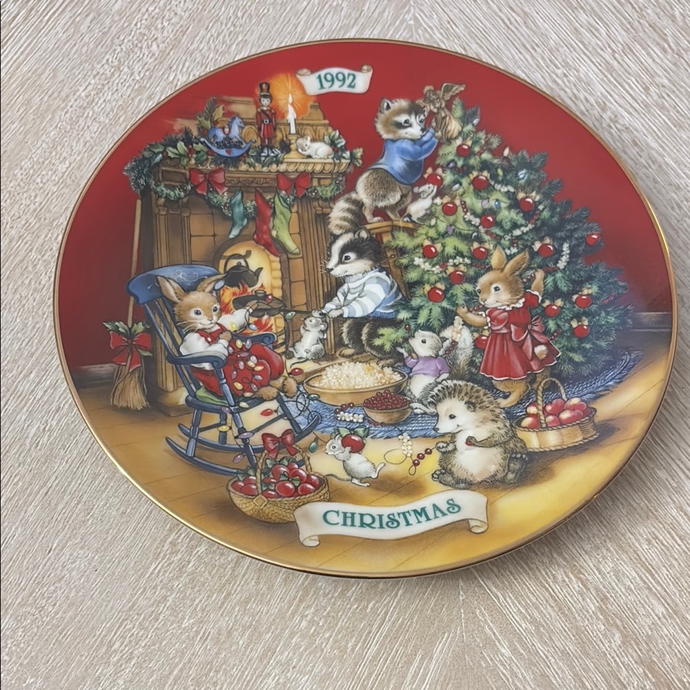 Avon 1992 Christmas Plate with Gold Trim